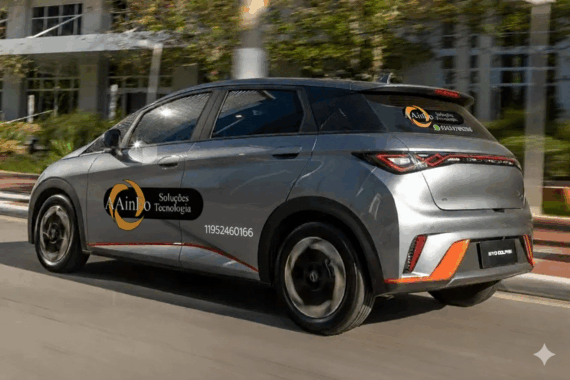 Carro elétrico branco, modelo BYD Dolphin GS, da nova frota da AAINFO. O veículo exibe o logotipo da empresa e o número de WhatsApp 11952460166 na porta lateral, trafegando em uma estrada de vidro em uma cidade futurista e sustentável.